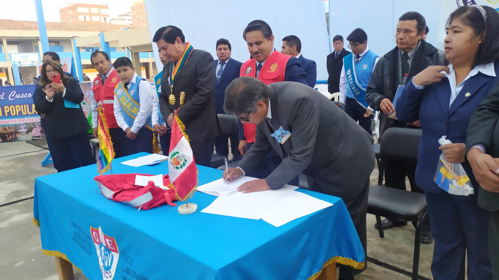 Universidad Nacional de Arte Diego Quispe Tito e Institución Educativa Inca Garcilaso de la Vega firmaron convenio de cooperación.