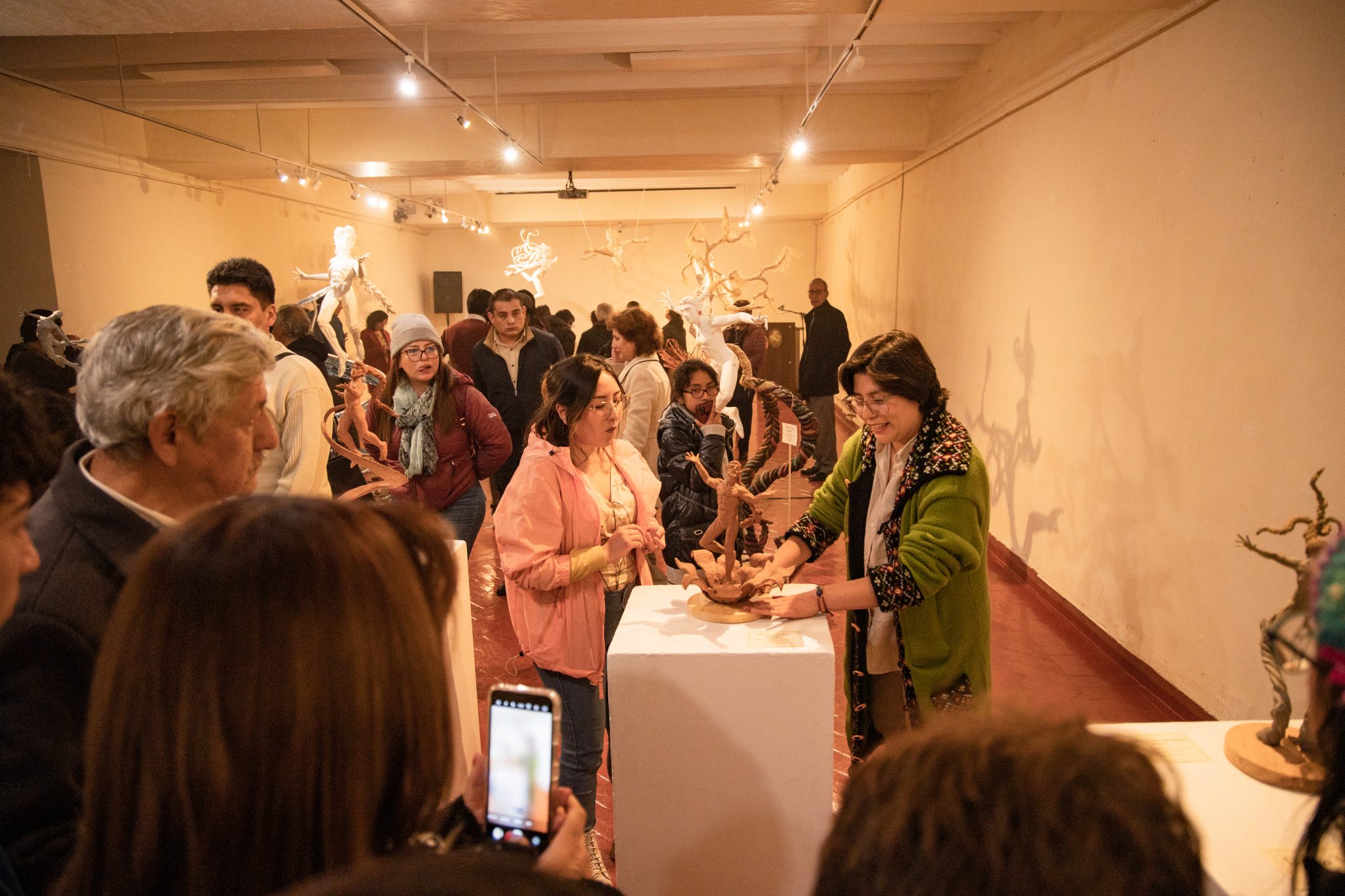 “Entre Azucenas” en la Sala Nacional de Cultura Mariano Fuentes de la Universidad Nacional de Arte Diego Quispe Tito