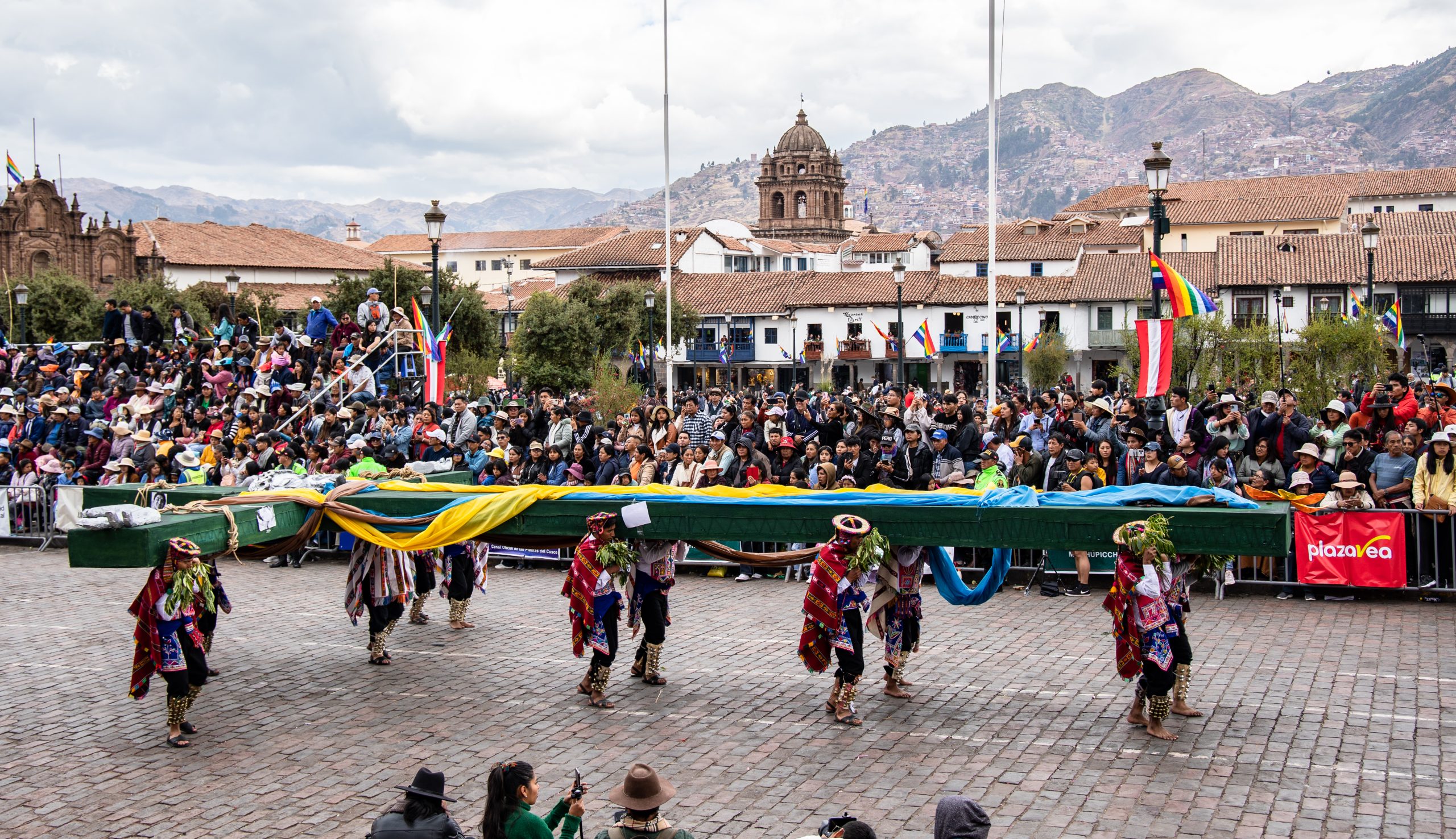 Miles de personas premiaron desfile de Universidad Nacional de Arte en homenaje a la ciudad del Cusco