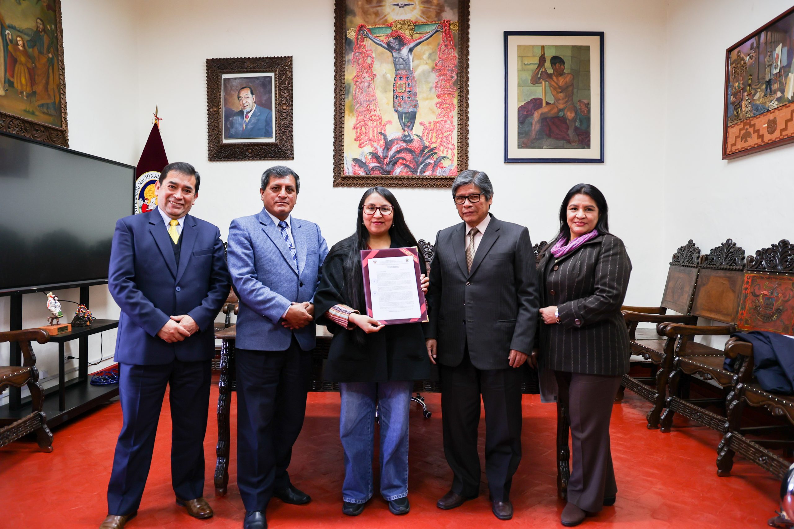 Autoridades de Universidad Nacional de Arte Diego Quispe Tito a la espera de reunión con ministro de Educación.