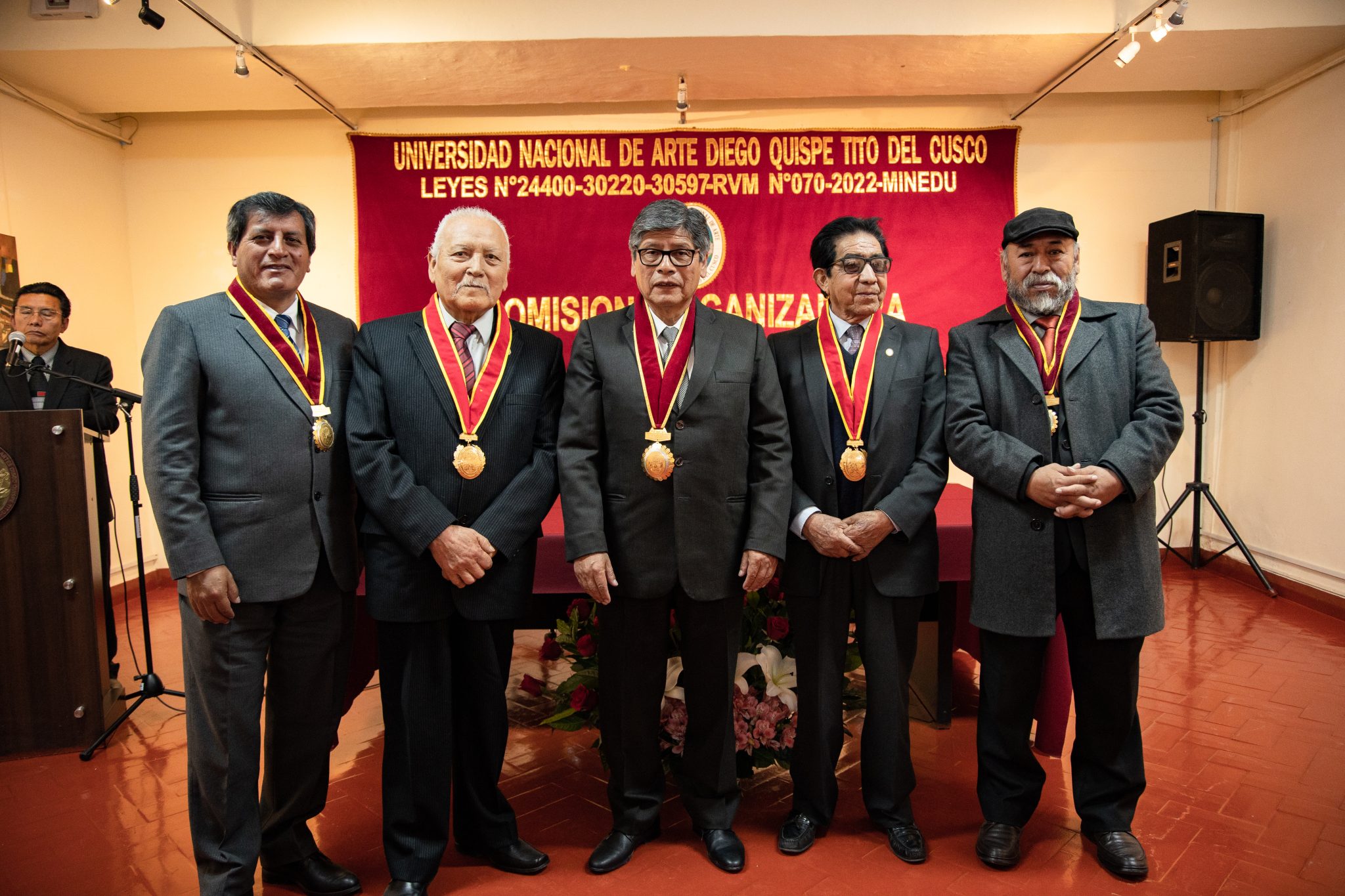 En ceremonia de aniversario de fundación de Escuela Superior Autónoma de Bellas Artes condecoran con medallas a ex directores