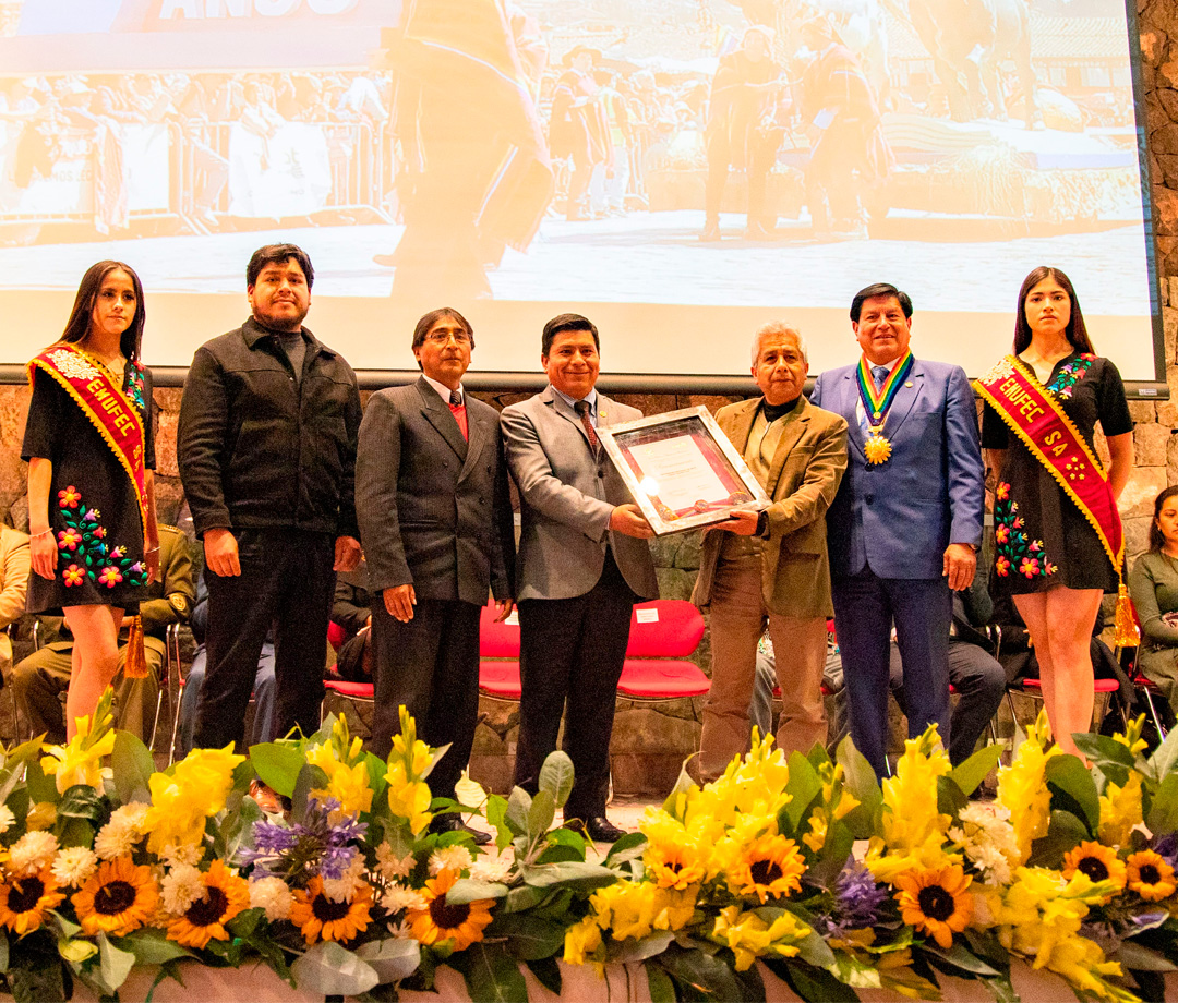 Universidad Nacional de Arte recibe reconocimiento por participación en fiestas jubilares del Cusco