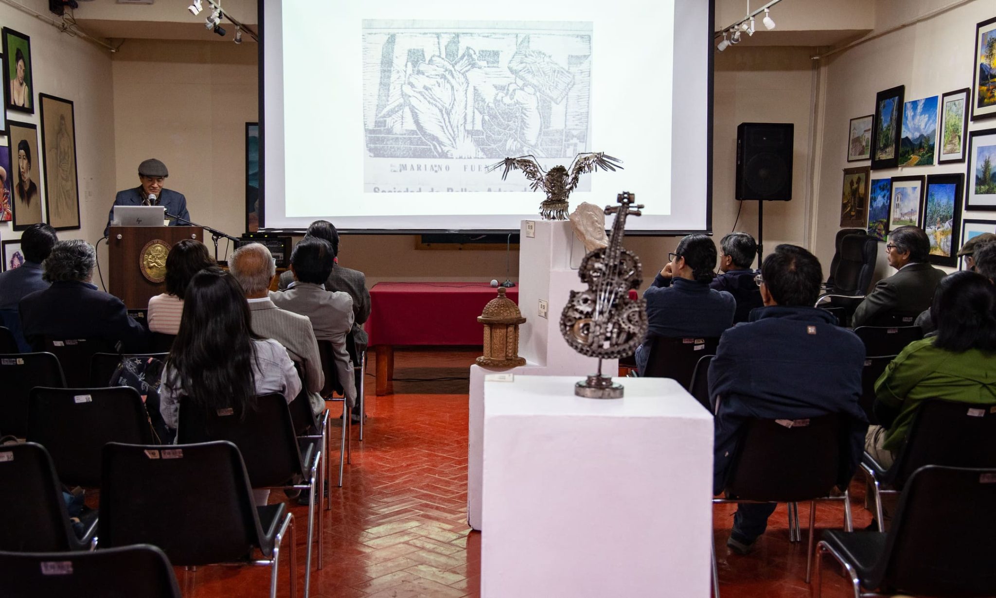 Detalles poco conocidos de la vida y obra del maestro Mariano Fuentes Lira fueron expuestos por Julio Gutiérrez en Universidad de Arte Diego