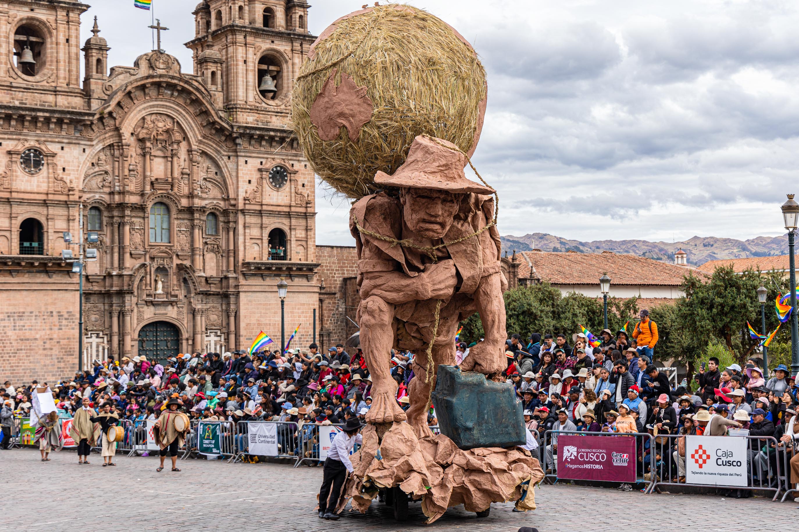 UNIVERSIDAD NACIONAL DE ARTE DIEGO QUISPE TITO RINDIÓ HOMENAJE AL CUSCO CON ESPECTACULAR DESFILE DE ALEGORÍAS BODAS DE PLATA 2025