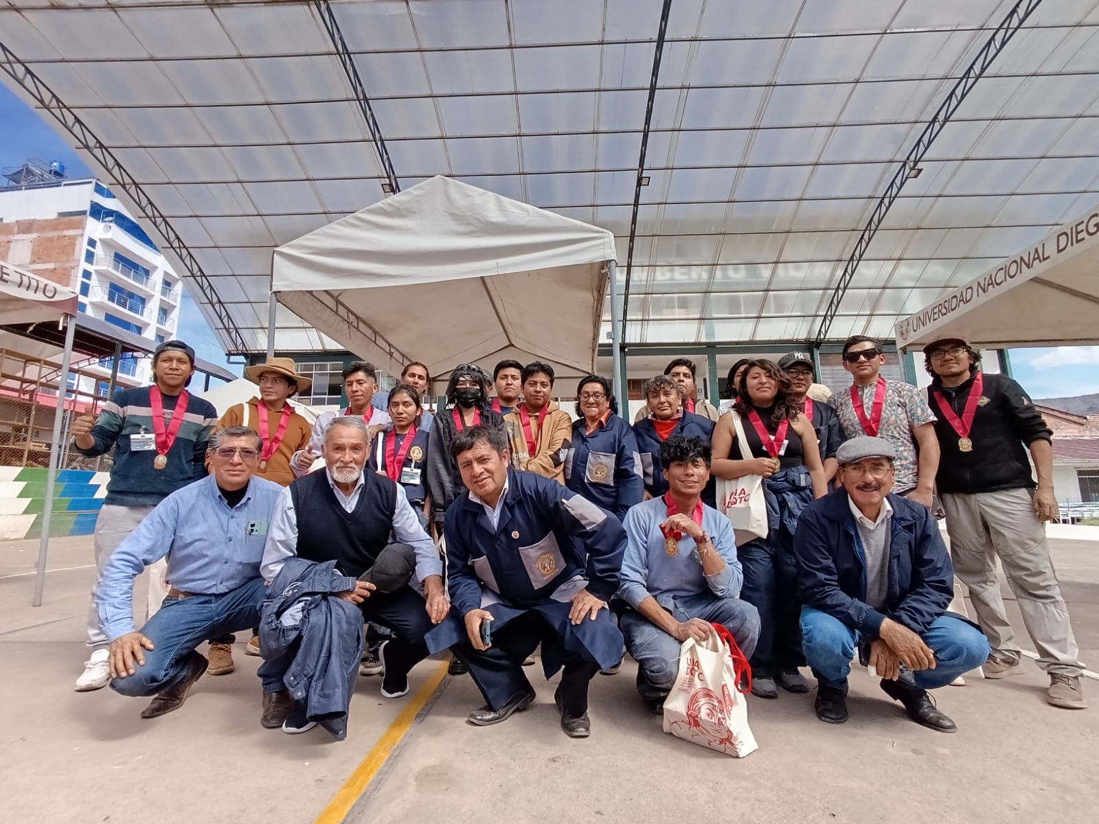 ESTUDIANTES DE UNIVERSIDAD NACIONAL DE ARTE PARTICIPAN EN CONCURSO DE ESCULTURA RAPIDA EN HOMENAJE A BODAS DE ORO DE SU ESPECIALIDAD