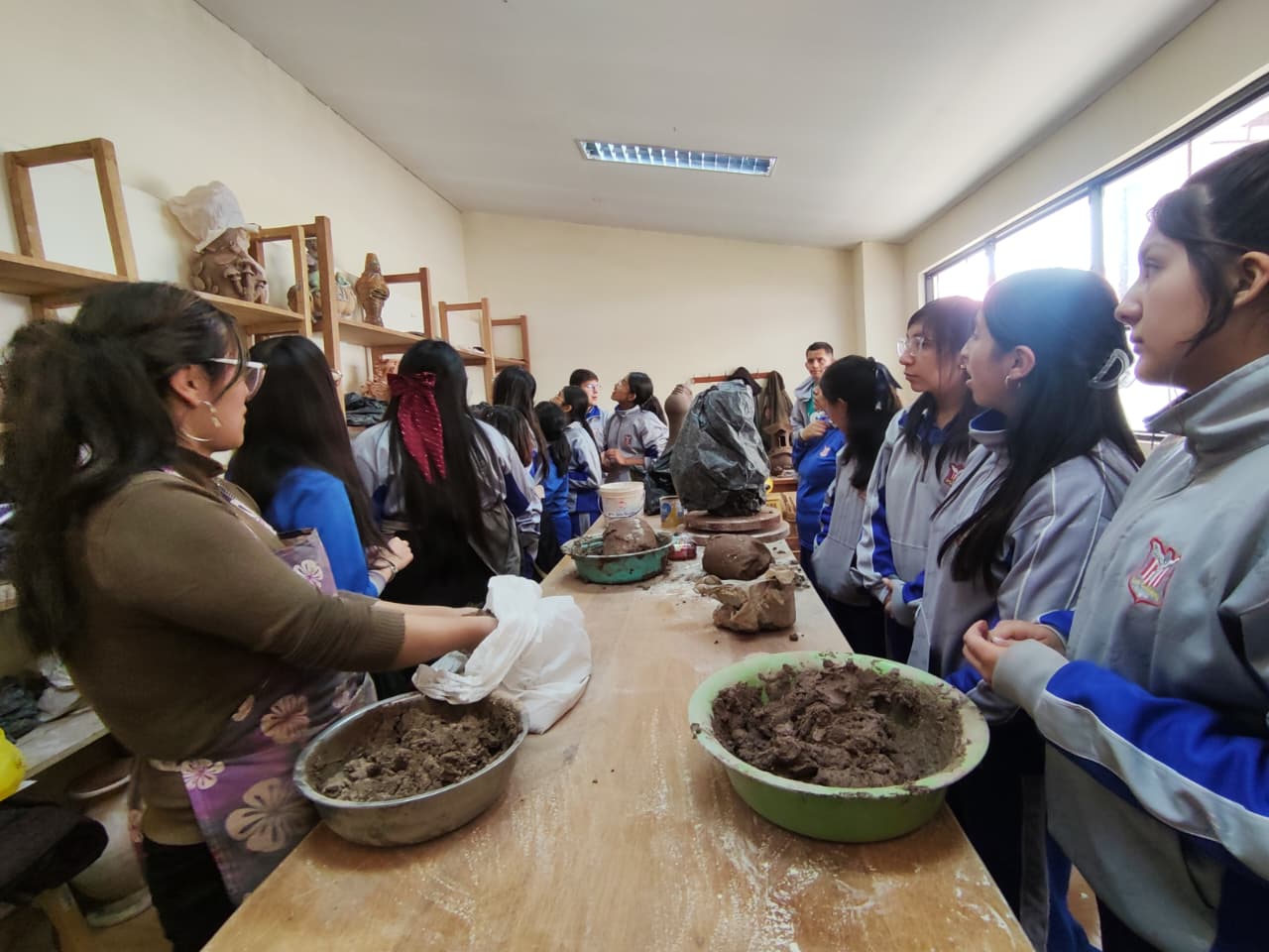 DIRIGIDO A ESCOLARES COMENZÓ PROYECTO “TALLERES SOLIDARIOS DE CERÁMICA” ORGANIZADO POR UNIVERSIDAD NACIONAL DE ARTE