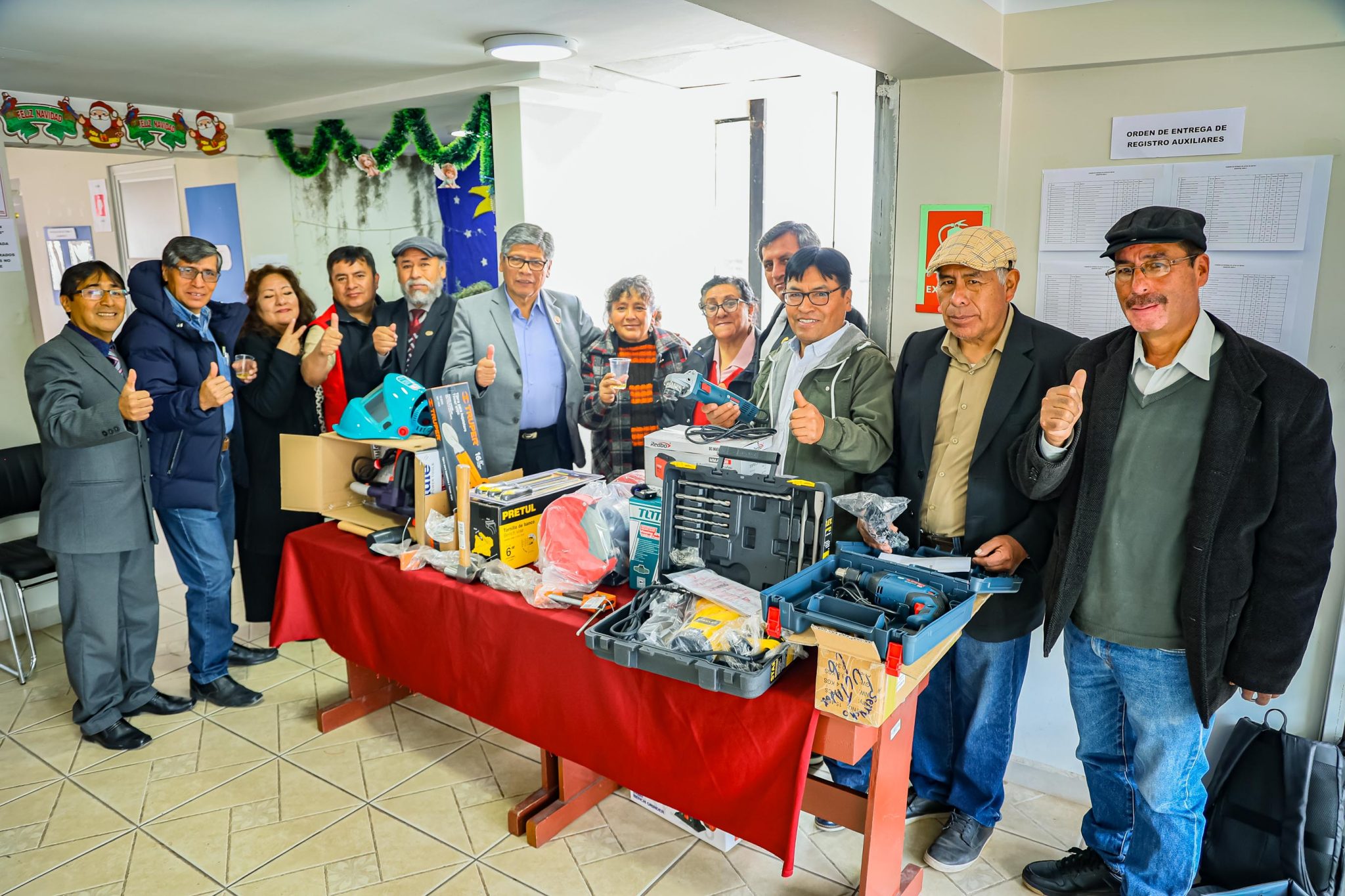 COMISIÓN ORGANIZADORA DE UNIVERSIDAD DE ARTE DIEGO QUISPE TITO DEL CUSCO ENTREGA HERRAMIENTAS PARA LA ESPECIALIDAD DE ESCULTURA