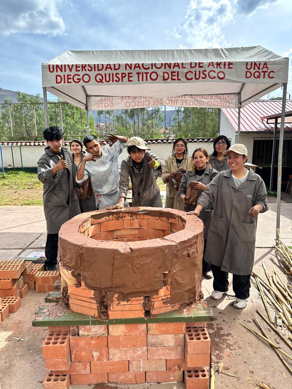 CONSTRUYEN HORNOS CERAMICOS SOLIDARIOS EN UNIVERSIDAD NACIONAL DE ARTE DIEGO QUISPE TITO