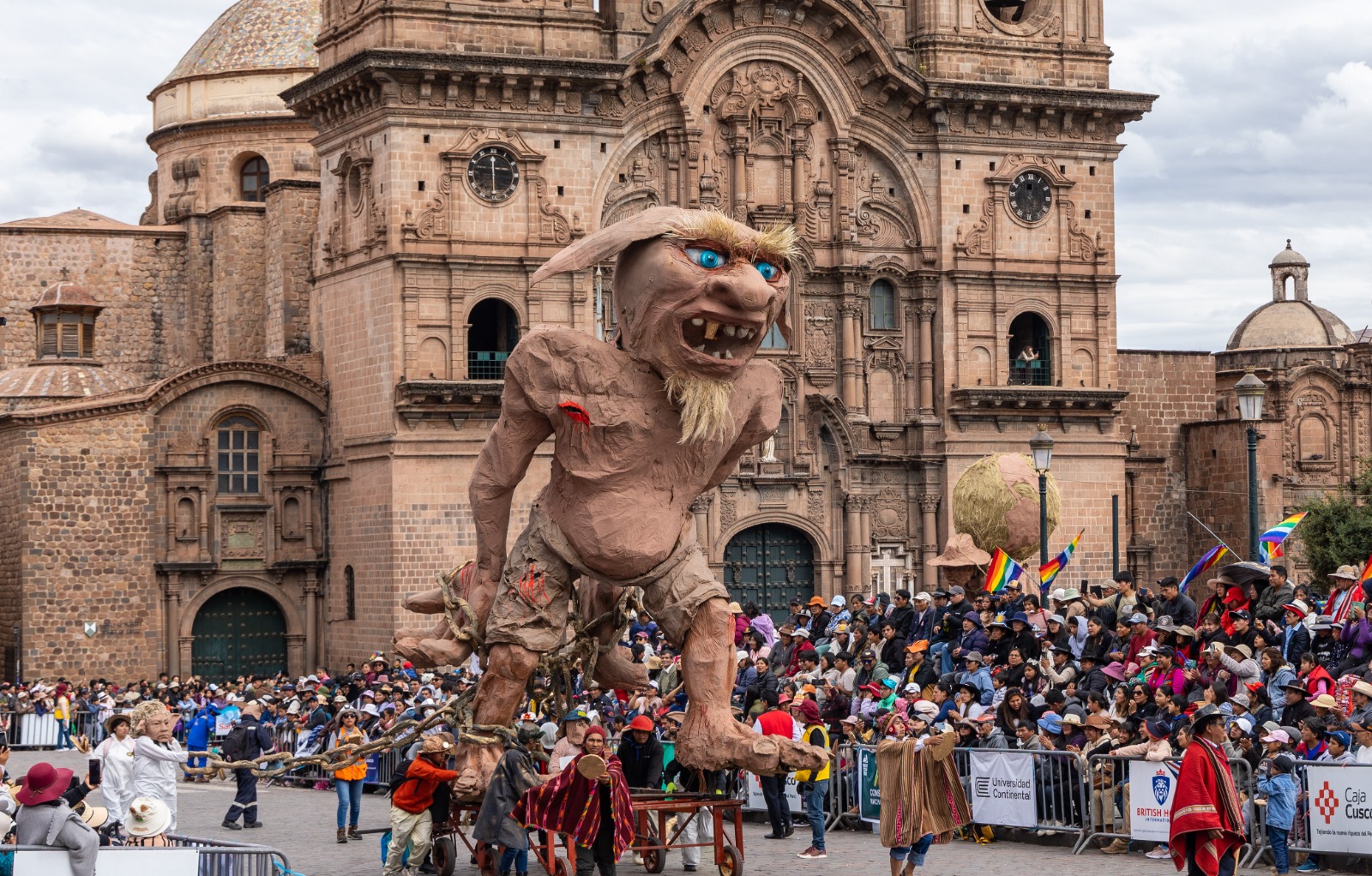 EXPECTATIVA EN CUSCO POR DESFILE DE ALEGORÍAS DE LA UNIVERSIDAD NACIONAL DE ARTE DIEGO QUISPE TITO