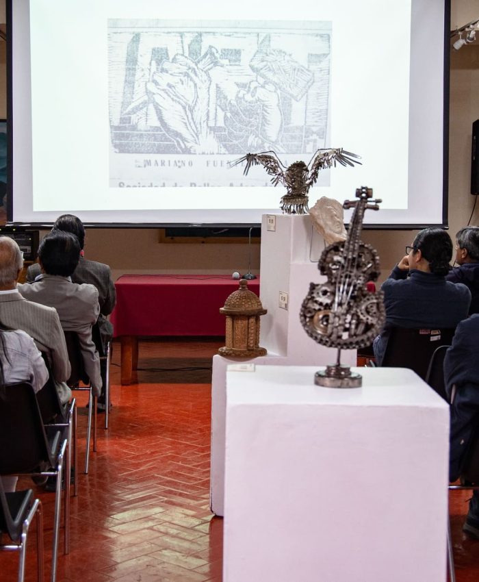 Detalles poco conocidos de la vida y obra del maestro Mariano Fuentes Lira fueron expuestos por Julio Gutiérrez en Universidad de Arte Diego