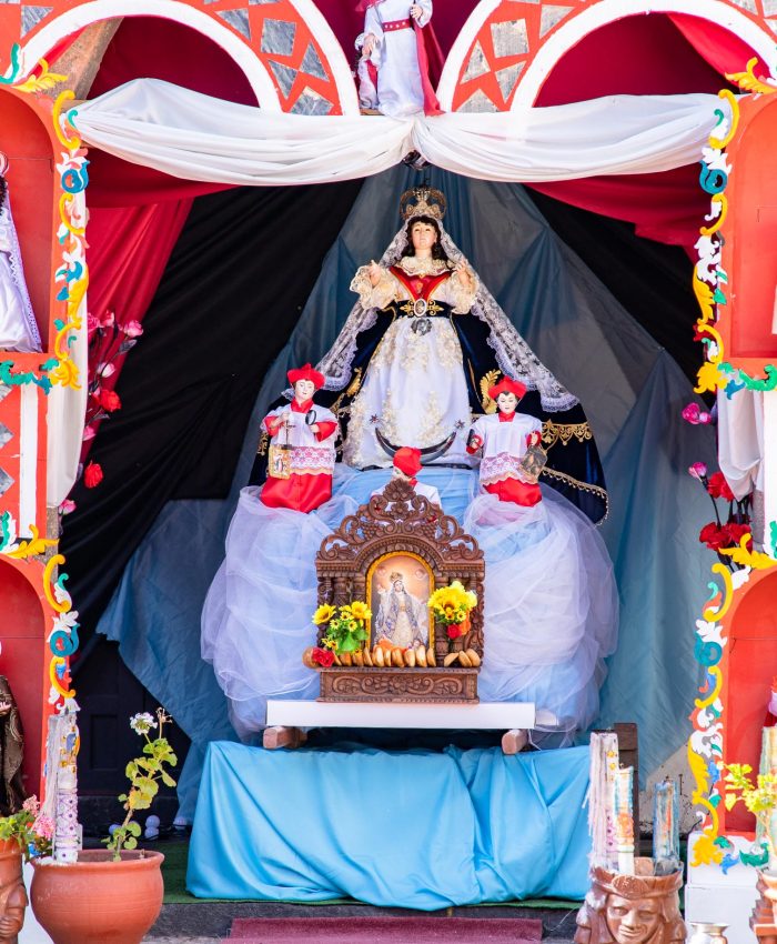ATAVÍO PARA VIRGEN DE LA ASUNCIÓN ES DONADO POR PASTORAL DE UNIVERSIDAD NACIONAL DE ARTE DIEGO QUISPE TITO