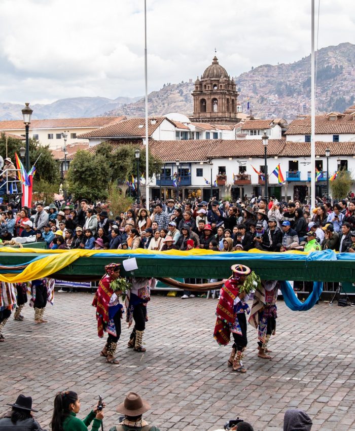 Miles de personas premiaron desfile de Universidad Nacional de Arte en homenaje a la ciudad del Cusco