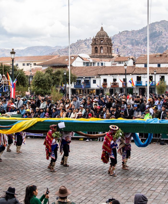 Miles de personas premiaron desfile de Universidad Nacional de Arte en homenaje a la ciudad del Cusco