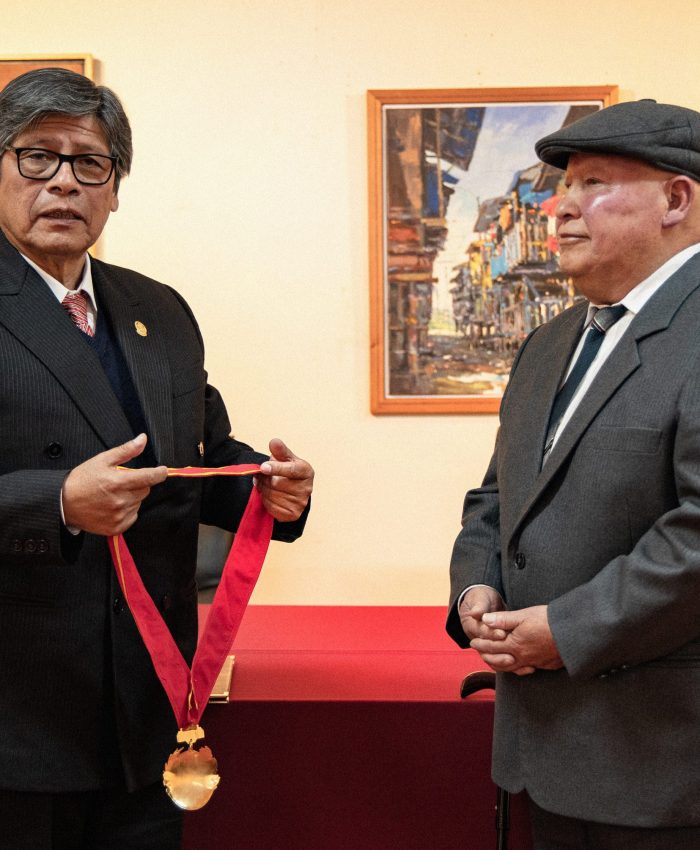 En emotiva ceremonia Universidad Nacional de Arte Diego Quispe Tito condecora a docente Efrain Aranibar con Medalla Mariano Fuentes Lira
