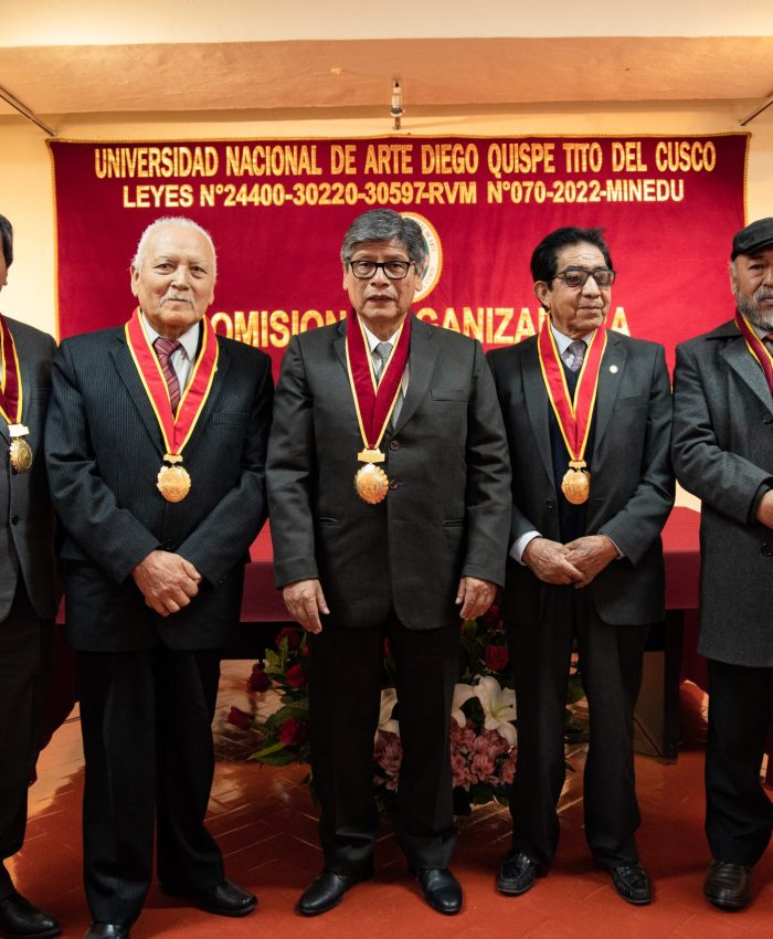 En ceremonia de aniversario de fundación de Escuela Superior Autónoma de Bellas Artes condecoran con medallas a ex directores