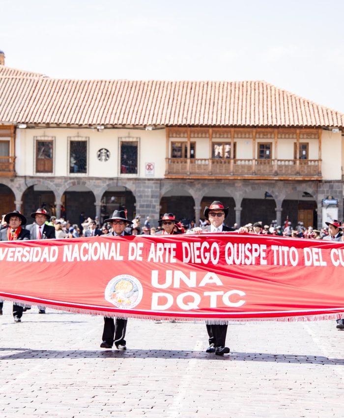 COMUNIDAD EN PLENO DE UNIVERSIDAD NACIONAL DE ARTE DIEGO QUISPE TITO SE PREPARA PARA PARTICIPAR DE IZAMIENTO Y DESFILE EN PLAZA DE ARMAS