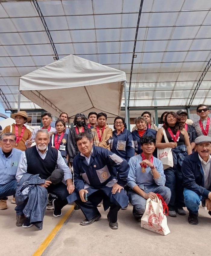 ESTUDIANTES DE UNIVERSIDAD NACIONAL DE ARTE PARTICIPAN EN CONCURSO DE ESCULTURA RAPIDA EN HOMENAJE A BODAS DE ORO DE SU ESPECIALIDAD