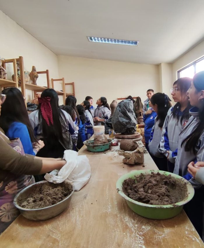 DIRIGIDO A ESCOLARES COMENZÓ PROYECTO “TALLERES SOLIDARIOS DE CERÁMICA” ORGANIZADO POR UNIVERSIDAD NACIONAL DE ARTE