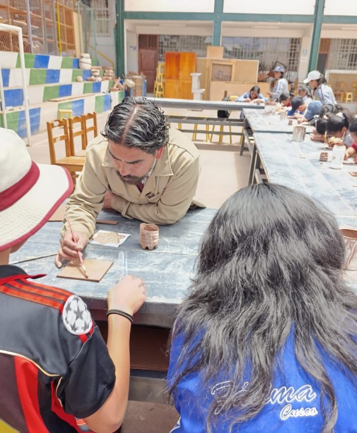SIETE INSTITUCIONES EDUCATIVAS Y UN CENTRO DE SALUD MENTAL SON CAPACITADOS POR UNIVERSIDAD NACIONAL DE ARTE DIEGO QUISPE TITO