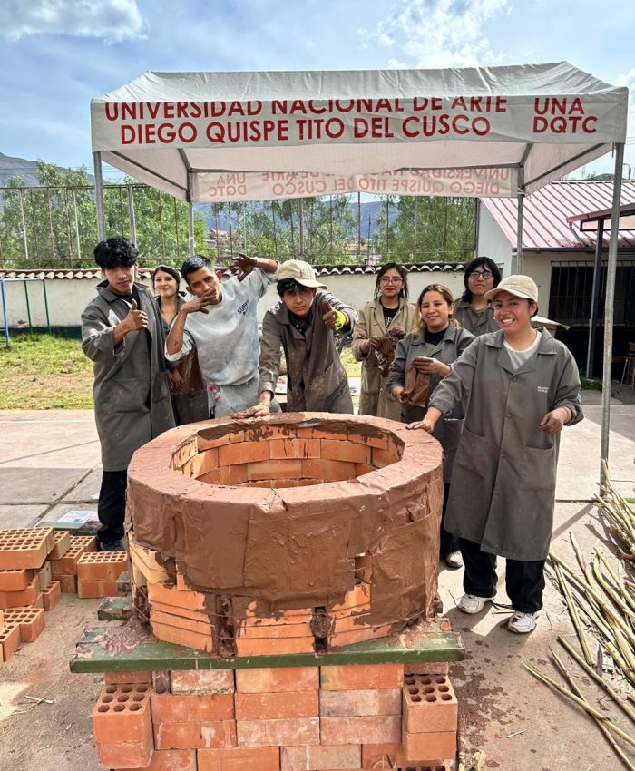 CONSTRUYEN HORNOS CERAMICOS SOLIDARIOS EN UNIVERSIDAD NACIONAL DE ARTE DIEGO QUISPE TITO